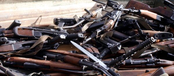 Cerca de 133 armas estão sendo carregadas em um caminhão, no Acampamento Base de Rajlovac, perto de Sarajevo, 05 de dezembro de 2005 - Sputnik Brasil