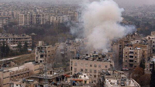 Fumaça sobe perto do ponto de passagem Bustan al-Qasr em uma área controlada pelo governo, durante confrontos com rebeldes em Aleppo, Síria, 5 de dezembro de 2016 - Sputnik Brasil