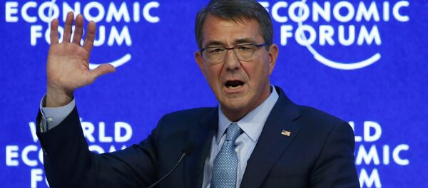 O secretário de Defesa americana, Ashton Carter, participa da reunião anual do Fórum Econômico Mundial em Davos, na Suíça, em 22 de janeiro de 2016 - Sputnik Brasil