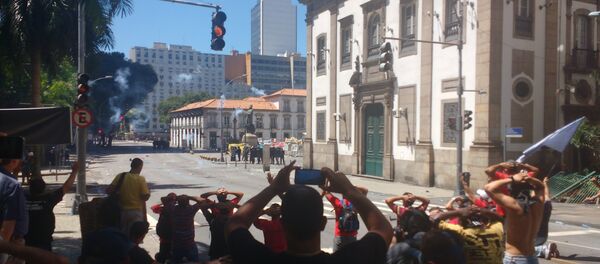Polícia lança bombas enquanto manifestantes se ajoelham para mostrar que não querem violência - Sputnik Brasil