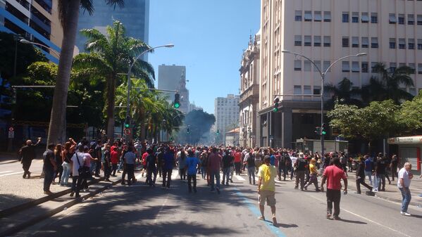 Multidão enfrenta repressão da polícia em frente à Alerj - 06/12/2016 - Sputnik Brasil