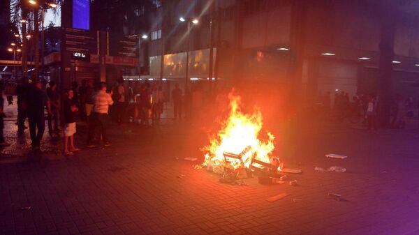 Manifestantes no centro do Rio atearam fogo em sacos de lixo  - Sputnik Brasil