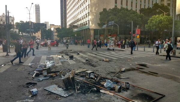 Manifestantes contra o pacote de austeridade do Governo do Estado montaram barricadas no centro do Rio de Janeiro durante todo o dia - Sputnik Brasil