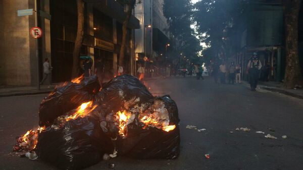 Sacos de lixo foram incendiados por manifestantes no centro do Rio de Janeiro  - Sputnik Brasil
