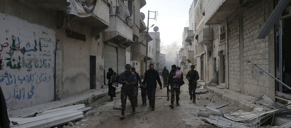 Soldados do exército da Síria ajudam famílias a deixar os bairros orientais de Aleppo, controlados por grupos terroristas - Sputnik Brasil