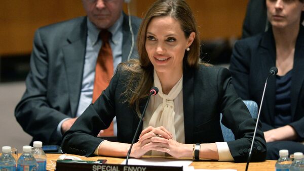 Angelina Jolie, Enviada Especial do Alto Comissariado das Nações Unidas para os Refugiados, fala numa reunião do Conselho de Segurança das Nações Unidas sobre Mulheres e Paz e Segurança e Violência Sexual em Conflitos em 24 de junho de 2013 na sede da ONU em Nova York. - Sputnik Brasil
