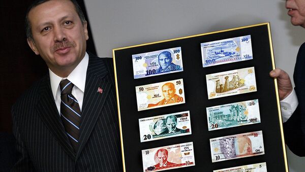 Presidente da Turquia Recep Tayyip Erdogan com os novos exemplos da lira turca - Sputnik Brasil