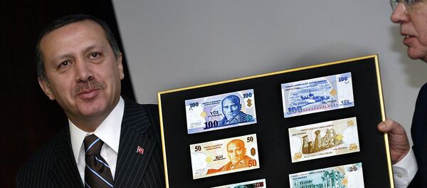 Presidente da Turquia Recep Tayyip Erdogan com os novos exemplos da lira turca - Sputnik Brasil