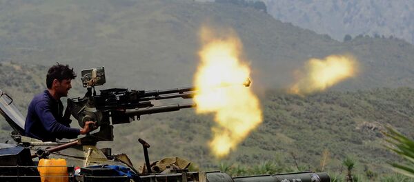Um soldado paquistanês dispara uma metralhadora - Sputnik Brasil