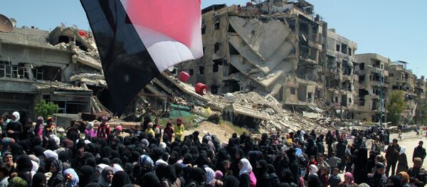 Refugiados tentam escapar do campo de refugiados de Yarmouk. Combates intensos entre militantes dos Estado Islâmico e o exército sírio acontecem na localidade. - Sputnik Brasil