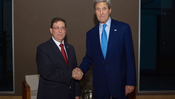 O secretário de Estado dos EUA, John Kerry, e o ministro das Relações Exteriores de Cuba, Bruno Rodriguez - Sputnik Brasil