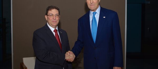 O secretário de Estado dos EUA, John Kerry, e o ministro das Relações Exteriores de Cuba, Bruno Rodriguez - Sputnik Brasil