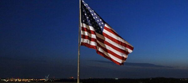 A bandeira nacional dos EUA voa sobre o Departamento de Estado em Washington 24 de marco de 2015 - Sputnik Brasil