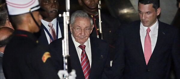 O presidente de Cuba, Raúl Castro, chega à Cidade do Panamá em 9 abril de 2015 para participar da Cúpula das Américas pela primeira vez O presidente de Cuba, Raúl Castro, chega à Cidade do Panamá em 9 abril de 2015 para participar da Cúpula das Américas pela primeira vez - Sputnik Brasil