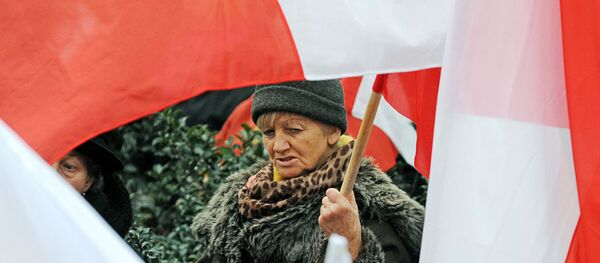 Polonesa segura uma bandeira do país. - Sputnik Brasil