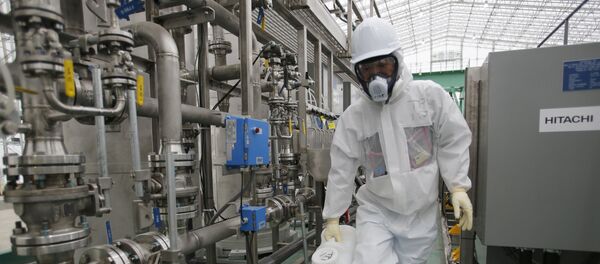Trabalhador da TEPCO na usina nuclear de Fukushima - Sputnik Brasil