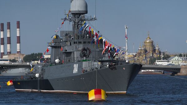 Corveta russa Urengoi durante o desfile militar do Dia da Marinha em São Petersburgo. - Sputnik Brasil