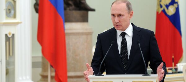 O presidente russo, Vladimir Putin, condecorou com ordens os militares russos que participaram na operação na Síria O presidente russo, Vladimir Putin, condecorou com ordens os militares russos que participaram na operação na Síria - Sputnik Brasil