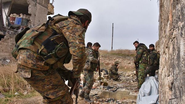 As tropas pró-governos sírias mantêm uma posição no bairro de Karm al-Jabal, no leste de Aleppo. - Sputnik Brasil
