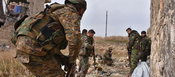 As tropas pró-governos sírias mantêm uma posição no bairro de Karm al-Jabal, no leste de Aleppo. - Sputnik Brasil