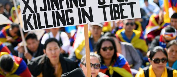 Manifestantes da comunidade tibetana na Europa com cartaz Xi Jinping, pare de matar no Tibete durante o protesto perante o edifício da ONU em Genebra, Suiça, 16 de setembro de 2016 - Sputnik Brasil