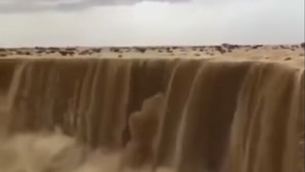 Cascata de areia na Arábia Saudita - Sputnik Brasil