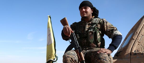 Combatente das Forças Democráticas da Síria (SDF) descansa ao norte de Raqqa - Sputnik Brasil