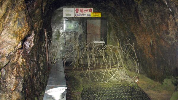 A entrada de um túnel de invasão sob a zona desmilitarizada entre a Coreia do Sul e a Coreia do Norte, vista da parte sul, em 27 de setembro de 2006 - Sputnik Brasil
