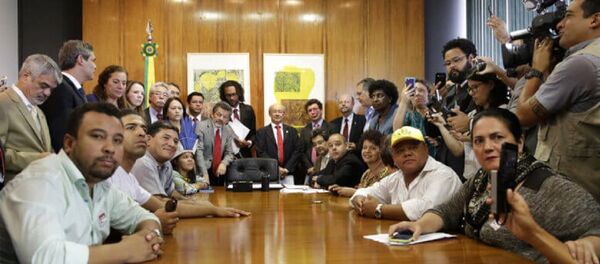 Grupo de parlamentares e organizações sociais no gabinete de Rodrigo Maia - Sputnik Brasil