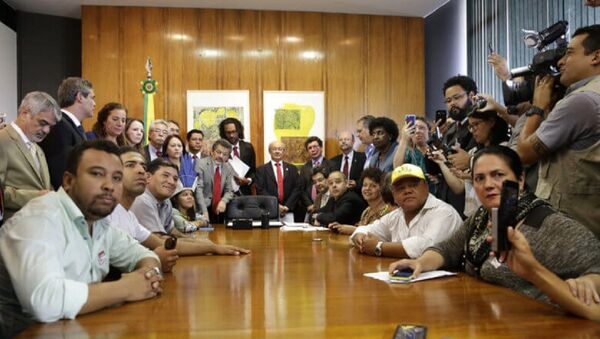 Grupo de parlamentares e organizações sociais no gabinete de Rodrigo Maia - Sputnik Brasil