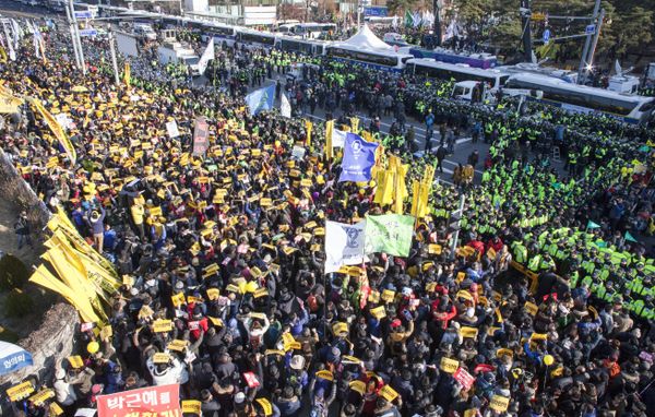 Manifestantes durante uma ação de protesto pedindo o impeachment da presidente da Coreia do Sul Park Geun-hye perto da Assembleia Nacional, em Seul, em 9 de dezembro de 2016. Manifestantes durante uma ação de protesto pedindo o impeachment da presidente da Coreia do Sul Park Geun-hye perto da Assembleia Nacional, em Seul, em 9 de dezembro de 2016. - Sputnik Brasil