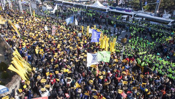 Manifestantes durante uma ação de protesto pedindo o impeachment da presidente da Coreia do Sul Park Geun-hye perto da Assembleia Nacional, em Seul, em 9 de dezembro de 2016. - Sputnik Brasil
