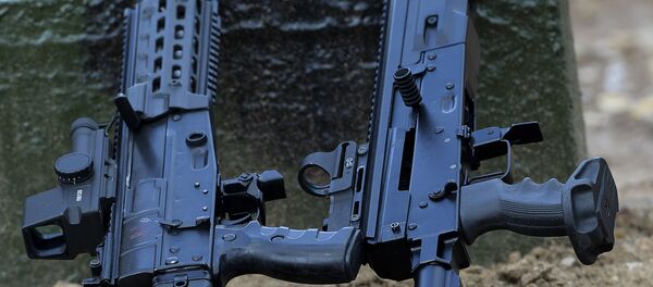 Rifle AK-12 (5,45mm) de cano liso e carregamento automático (à esquerda) e o fuzil semiautomático Saiga-12 versão 340 (12K) no fórum técnico-militar EXÉRCITO 2015 internacional em Kubinka - Sputnik Brasil