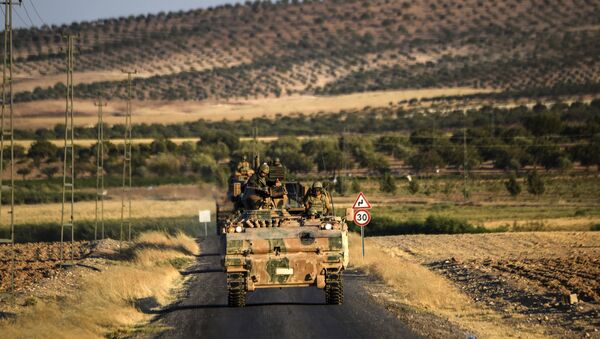 Soldados turcos estão em cima de tanque do exército turco de volta para a Turquia da cidade fronteiriça sírio-turca de Jarabulus em setembro na cidade fronteiriça turco-síria de Karkamis - Sputnik Brasil