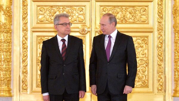 Presidente russo Vladimir Putin ao lado do embaixadorda Polônia na Rússia, Wlodzimierz Aleksander Marciniak, à esquerda - Sputnik Brasil