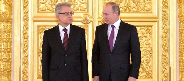 Presidente russo Vladimir Putin ao lado do embaixadorda Polônia na Rússia, Wlodzimierz Aleksander Marciniak, à esquerda - Sputnik Brasil