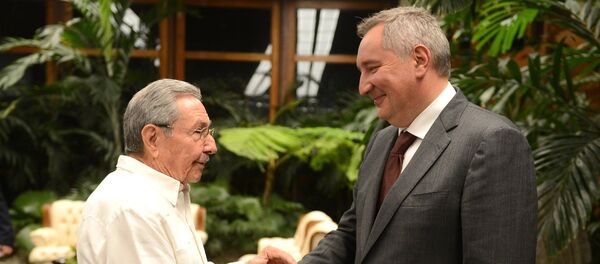 O presidente do Conselho de Estado da República de Cuba, Raúl Castro, e o vice-premiê russo, Dmitry Rogozin - Sputnik Brasil