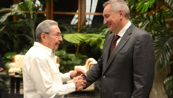 O presidente do Conselho de Estado da República de Cuba, Raúl Castro, e o vice-premiê russo, Dmitry Rogozin - Sputnik Brasil