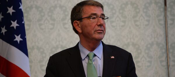 O chefe do Pentágono, Ashton Carter, durante a coletiva de imprensa com o presidente afegão, Ashraf Ghani, em Kabul O chefe do Pentágono, Ashton Carter, durante a coletiva de imprensa com o presidente afegão, Ashraf Ghani, em Kabul - Sputnik Brasil