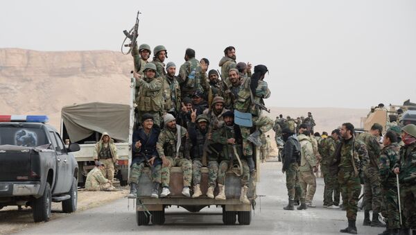 Soldados do Exército Árabe Sírio e da milícia Falcões do Deserto durante batalha pela reconquista de Palmira (arquivo) - Sputnik Brasil