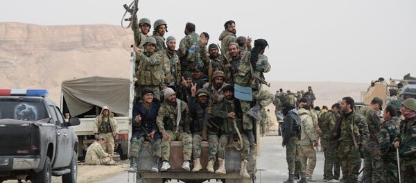 Soldados do Exército Árabe Sírio e da milícia Falcões do Deserto durante batalha pela reconquista de Palmira (arquivo) - Sputnik Brasil