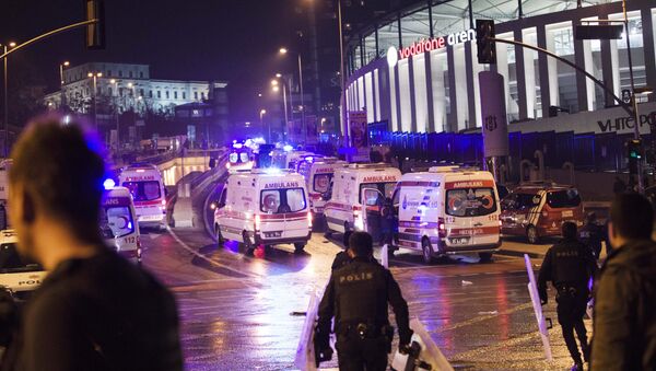 Police officers and ambulances fill the street next to the Besiktas football club stadium, in Istanbul, late Saturday, Dec. 10, 2016. Two loud explosions have been heard near the newly built soccer stadium and witnesses at the scene said gunfire could be heard in what appeared to have been an armed attack on police.Turkish authorities have banned distribution of images relating to the Istanbul explosions within Turkey. - Sputnik Brasil