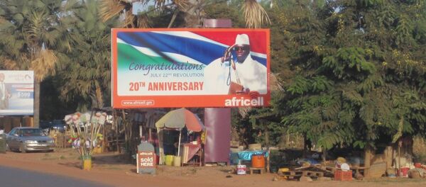 Outdoor com a imagem do atual presidente de Gâmbia, Yahya Jammeh, em Banjul - Sputnik Brasil