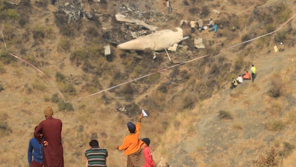 Paquistaneses no local de queda de avião, aldeia de Saddha Batolni, Paquistão (imagem referencial) - Sputnik Brasil