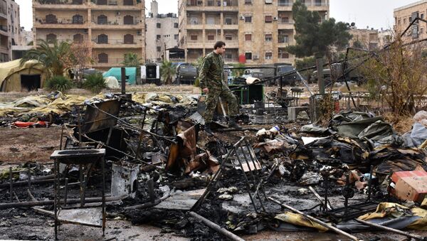 Soldado sobre ruínas de hospital russo atacado por terroristas em Aleppo - Sputnik Brasil