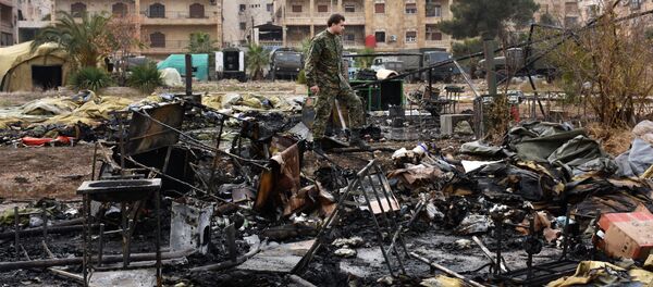 Soldado sobre ruínas de hospital russo atacado por terroristas em Aleppo - Sputnik Brasil