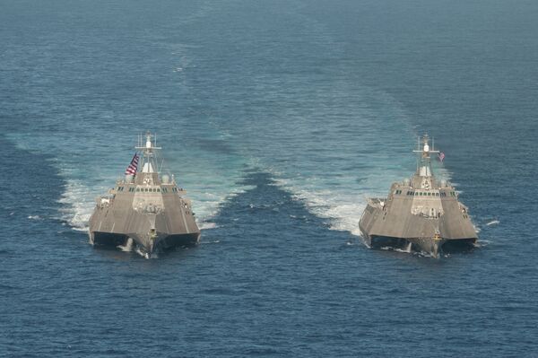 Navios de combate litoral USS Independence (LCS 2), à esquerda, and USS Coronado (LCS 4) à direita. - Sputnik Brasil