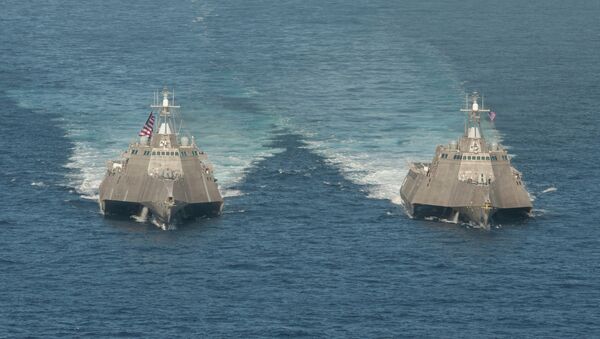 Navios de combate litoral USS Independence (LCS 2), à esquerda, and USS Coronado (LCS 4) à direita. - Sputnik Brasil