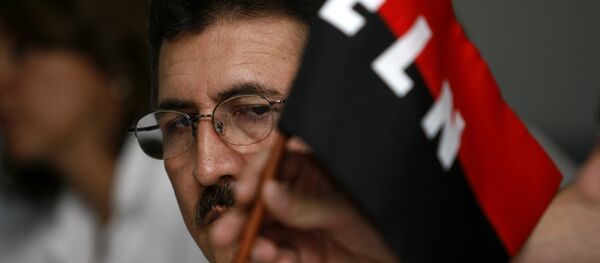 Antonio Garcia, leader of the National Liberation Army (ELN),looks at his rebel group's flag during a press conference at the Palco hotel in Havana - Sputnik Brasil