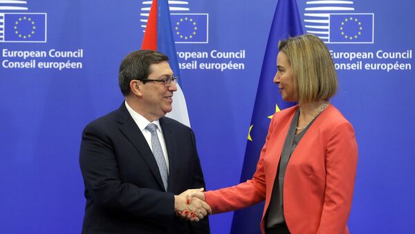 Alta representante para Relações Exteriores da UE Federica Mogherini cumprimenta o chanceler cubano Bruno Rodríguez Parrilla - Sputnik Brasil